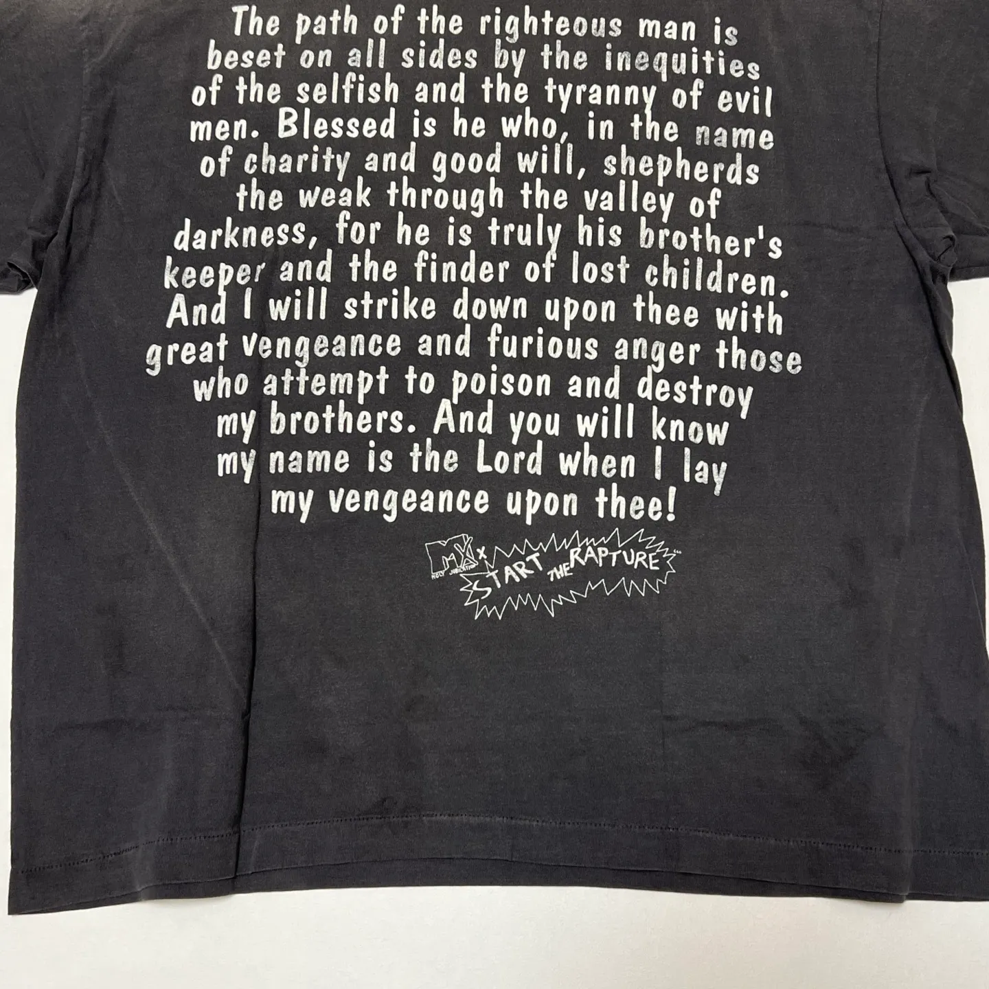 SAINT Mxxxxxx RAPTURE SS TEE/BLK Beavis and Butt-Head anime character TEE. Washed black S-XL. The print is from the characters of the American classic animation "Beavis and Butt-Head". It also pays tribute to the two classic killer characters in "Pulp Fiction". It is very witty and humorous. The whole garment is washed again.